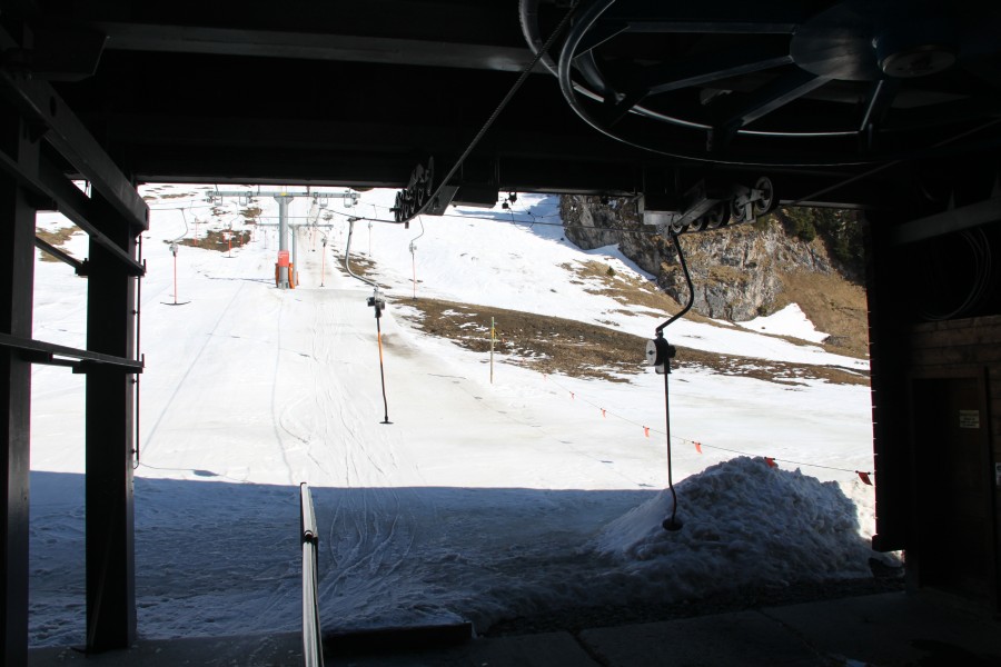 Talstation des Doppelskilifts Chaux Ronde. Die rechte Anlage wurde vor einigen Jahren auf Teller umgebaut, März 2011