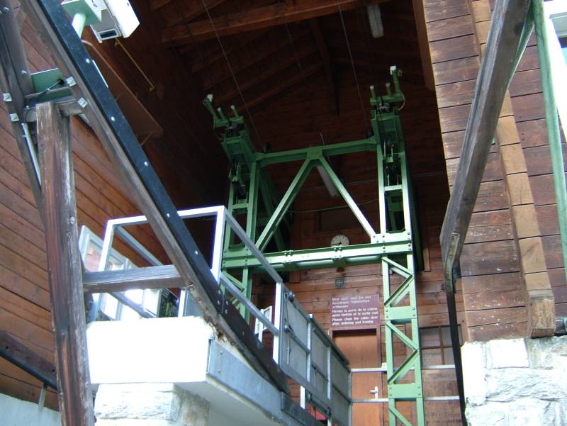 Talstation der Luftseilbahn Stalden-Staldenried, April 2006