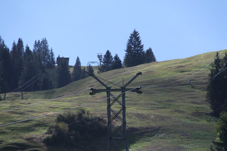Luftseilbahn und Schlepplift Eggwald-Gummenalp. Bei letzterem ist deutlich der von Bartholet umgebaute Seilscheibenausstieg zu erkennen, September 2012