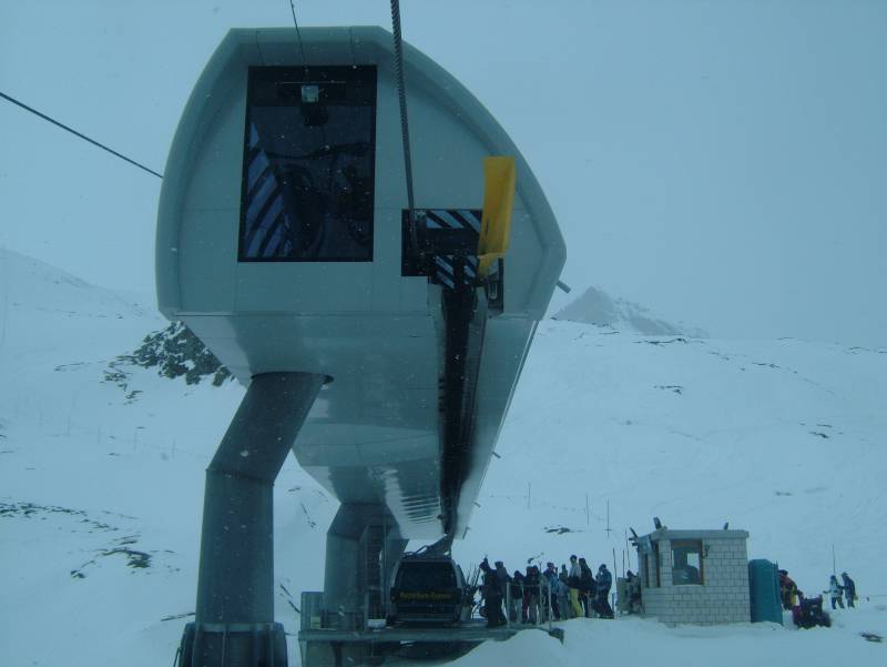 Kabinenbahn Furi-Schwarzsee mit Zwischenstation Aroleid, April 2006