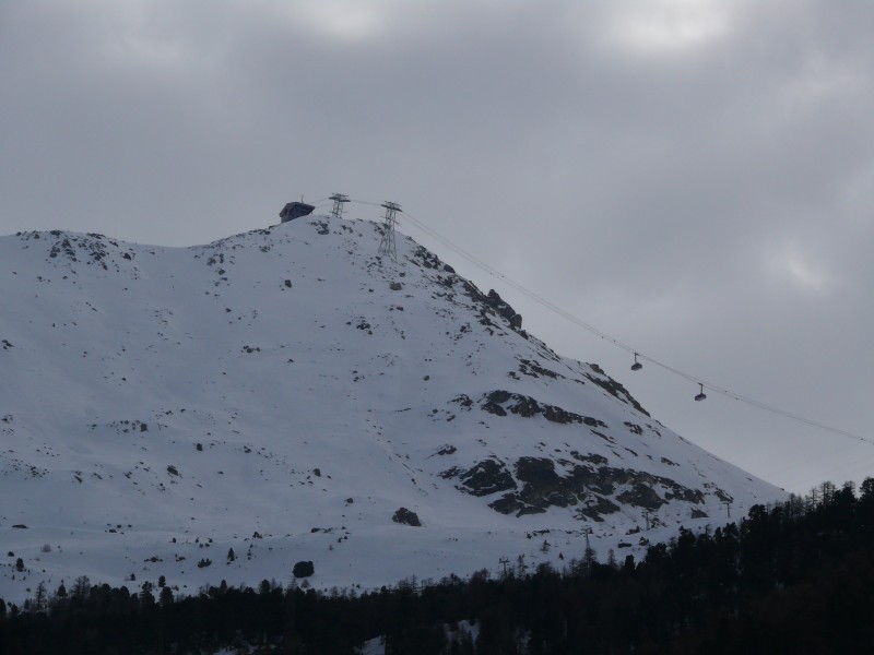 Blick zur Luftseilbahn Blauherd-Unterrothorn, ein neueres Garaventa-Produkt mit Kabinen für 150 Personen, April 2009