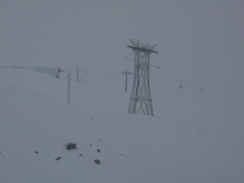 Ein verlassenes Relikt der Luftseilbahnen Richtung Testa Grigia, hier von einer Piemonte Funivie-Bahn aus den 50er Jahren, April 2009