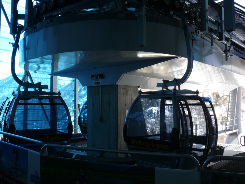 Talstation der Kabinenbahn Furi-Schweigmatten-Riffelberg, eine Berg-Tal-Berg-Bahn aus dem Hause Garaventa-Doppelmayr, April 2009