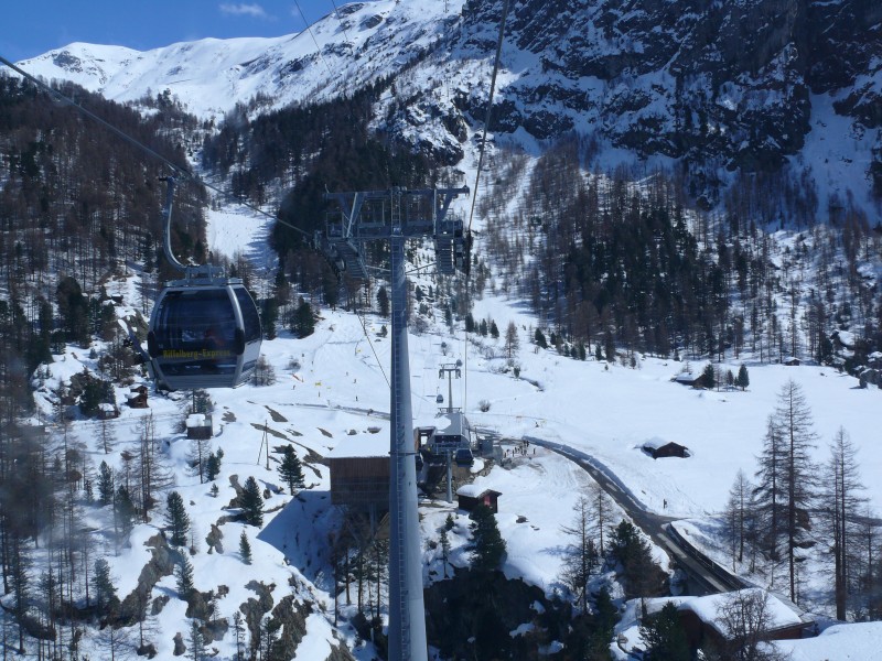 Kabinenbahn Furi-Schweigmatten-Riffelberg auf dem kurzen Abschnitt Furi-Schweigmatten, April 2009