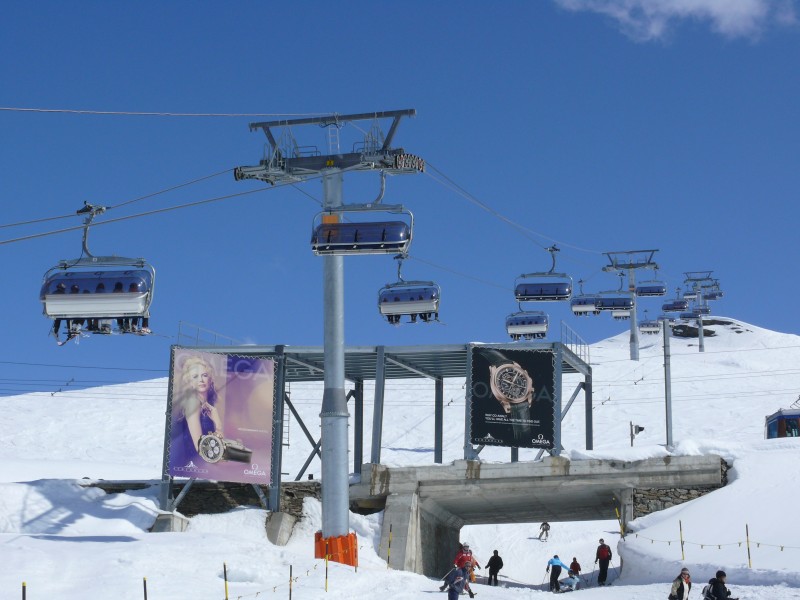 Sesselbahn Gifthittli von Leitner mit dem Übergang über die Gornergrat-Zahnradbahn, April 2009
