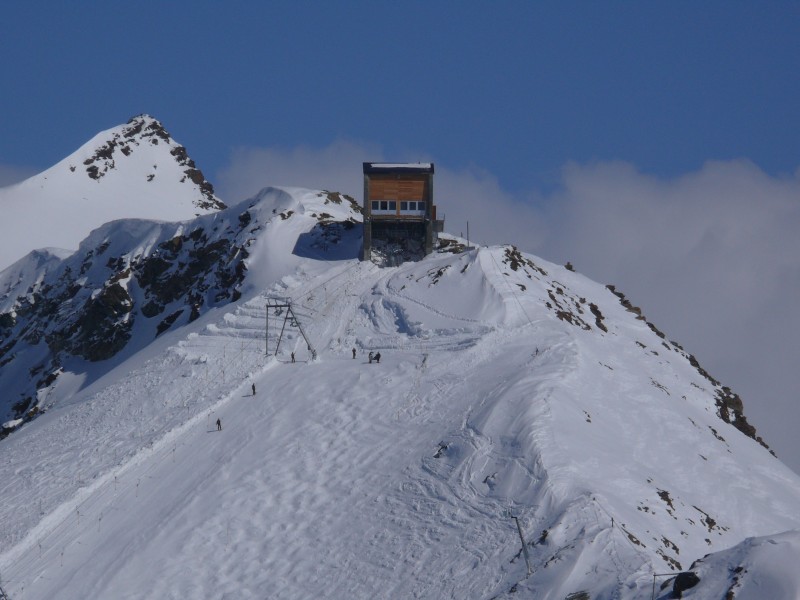 Schlepplift Stockhorn. Die Bergstation ist im Gebäude der alten Stockhorn-Luftseilbahn untergebracht, April 2009