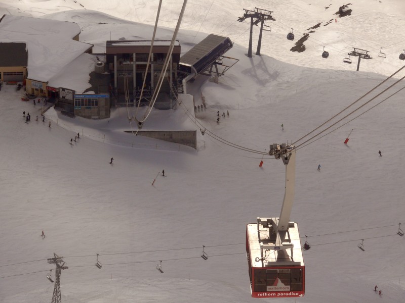 Rothornbahn mit Blick auf Blauherd. Am untern Bildrand die Sesselbahn Patrullarve, oben die Kombibahn Sunnegga-Blauherd, April 2009