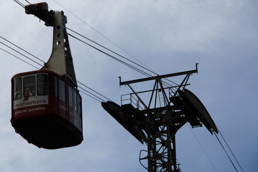 Die letzte verbliebene klassische Von Roll-Luftseilbahn aus den 60er Jahren von Zermatt nach Furi, Oktober 2011