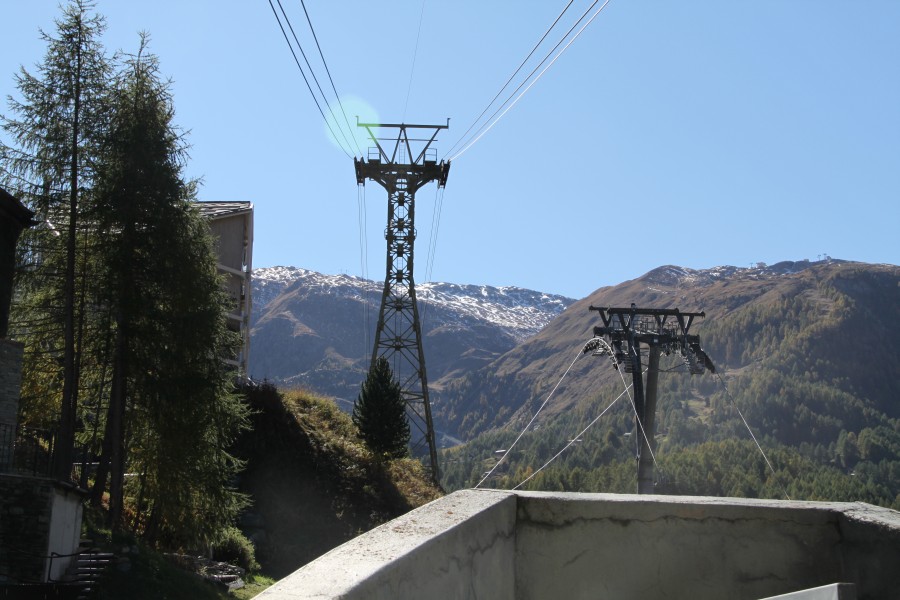 Talstation und erste Zwischenstütze der Luftseilbahn Zermatt-Furi, Oktober 2011
