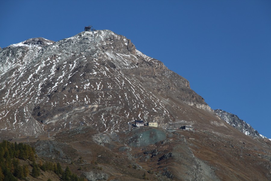 Blick zum Unterrothorn mit der markanten, 150 Personen fassenden Luftseilbahn von Garaventa, Oktober 2011