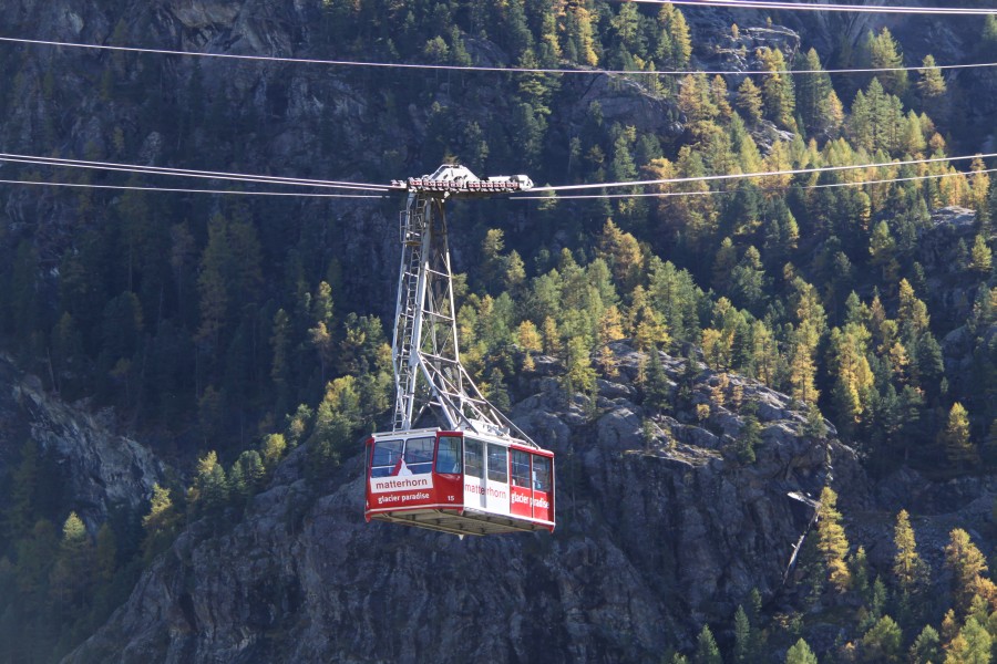 Die Direktverbindung von Furi zum Trockenen Steg stellt seit bald 30 Jahren die kühn trassierte Luftseilbahn Furi-Trockener Steg her, Oktober 2011