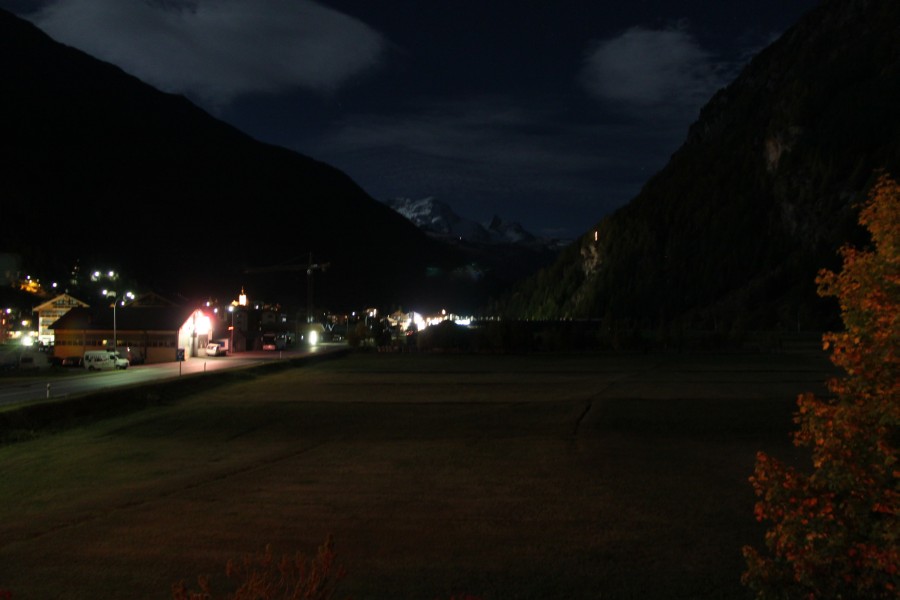 Täsch mit dem Klein Matterhorn bei Nacht, Oktober 2011