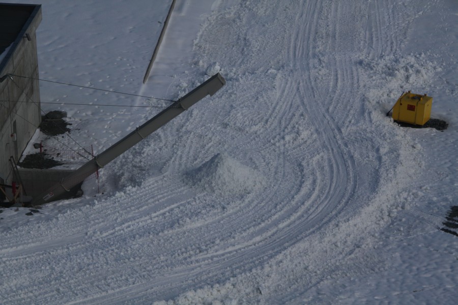 Das bekannte Novum, die spezielle "Schneekanone", die bei jeglichen Aussentemperaturen Schnee herstellen kann. Sie dient der Herstellung einer Abfahrt zum Trockenen Steg über den stark zurückgegangenen Theodulgletscher, Oktober 2011