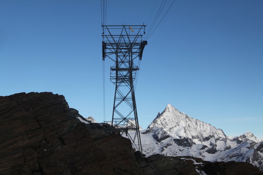 Luftseilbahn Trockener Steg-Klein Matterhorn mit dem Weisshorn in der Morgensonne, Oktober 2011