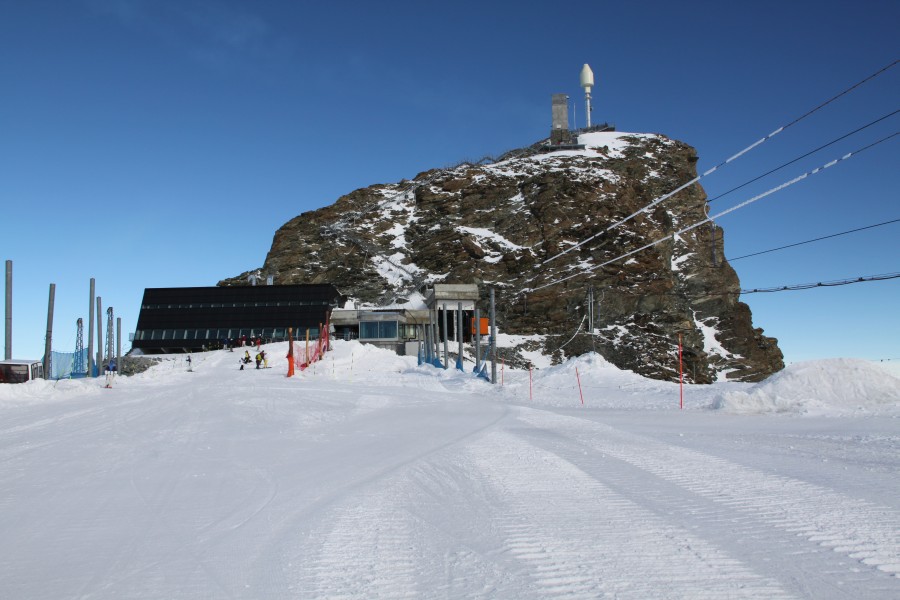 Südseite des Klein Matterhorn mit dem vor einigen Jahren neu gebauten Restaurant sowie rechter Hand der Talstation des Schlepplifts Gobba di Rollin, Oktober 2011
