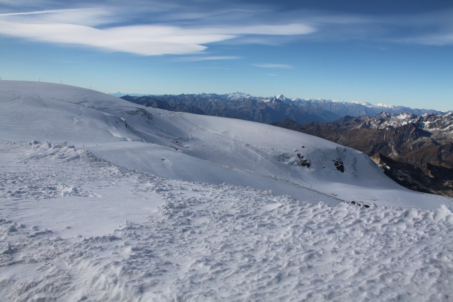 Blick vom Plateau Breithorn auf das Plateau Rosa mit den Sommerskiliften, Oktober 2011