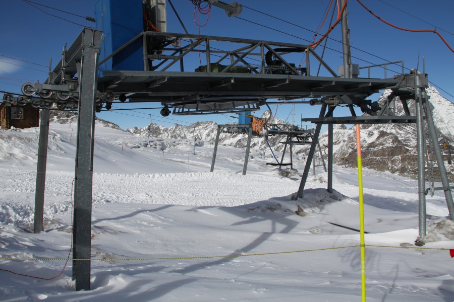 Talstation der Schlepplifte Plateau Rosa 2 und 3. Letzterer wurde 2005 von der Testa Grigia hier her versetzt und bedient seither einen Sprungpark, Oktober 2011