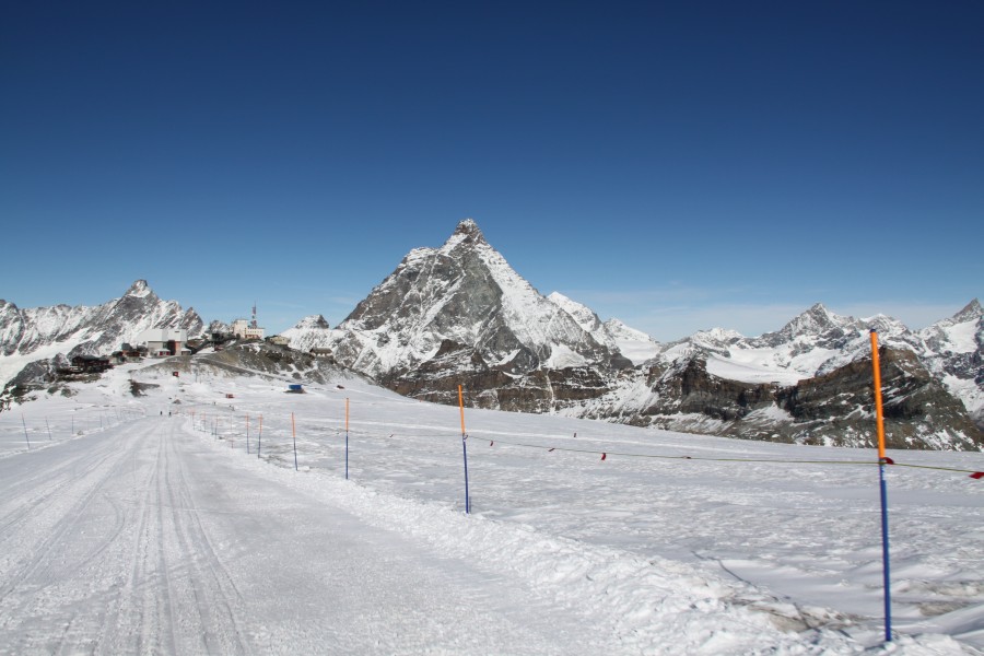Piste zur Testa Grigia. Während des Hochsommers hat sie einzig die Funktion, die Verbindung zu den italienischen Zubringerbahnen herzustellen. Ab dem Herbst startet hier aber auch die Talabfahrt zum Trockenen Steg, Oktober 2011