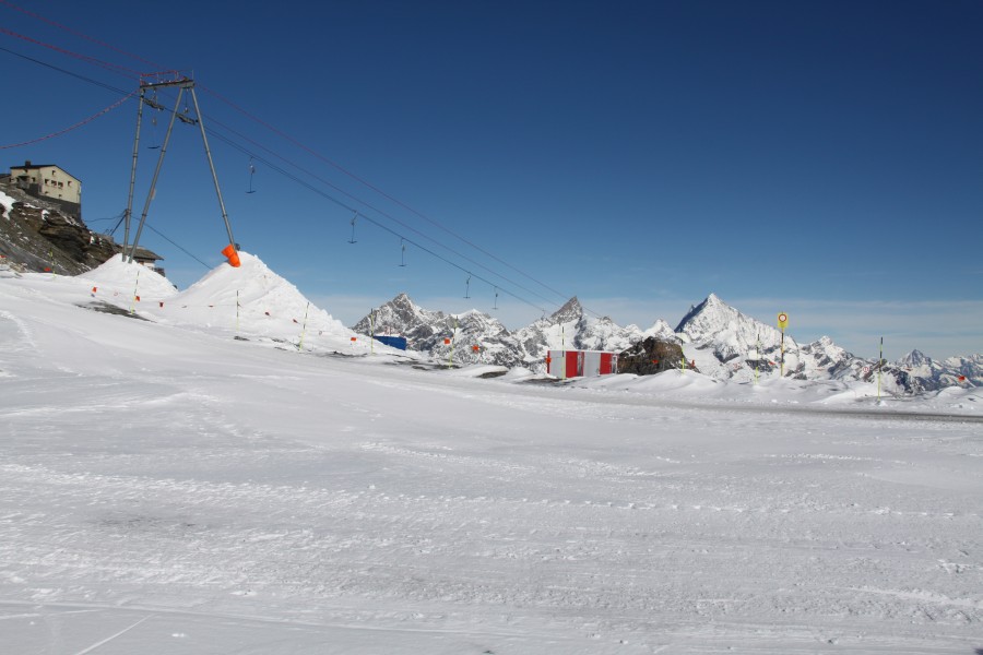 Der sich noch im Sommerschlaf befindende Schlepplift Testa Grigia. Im Zuge Umstrukturierung des Sommerskigebiets von 2003 bis 2005 wurde auch er neu gebaut und nach unten verlängert, Oktober 2011