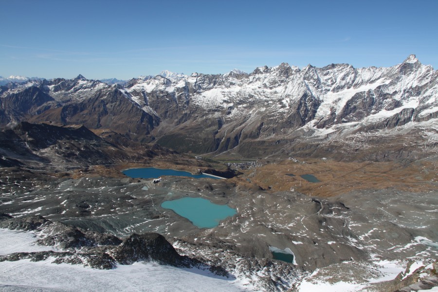 Blick von der Testa Grigia auf das Skigebiet von Cervinia und Valtournenche, Oktober 2011