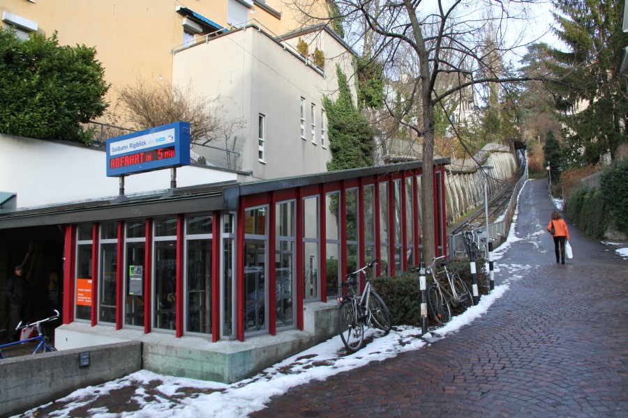 Talstation der Standseilbahn zum Rigiblick, erbaut über 100 Jahre zuvor durch Von Roll, Dezember 2009