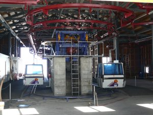 Kuppelbare Kabinenbahn mit sechsplätzigen Kabinen von Von Roll in Grächen.